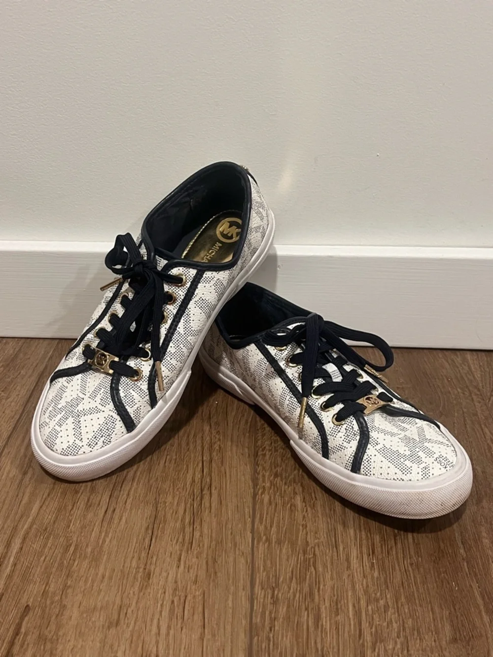 Michael Kors Boerum Sneaker in White/Navy - Picture 2 of 12